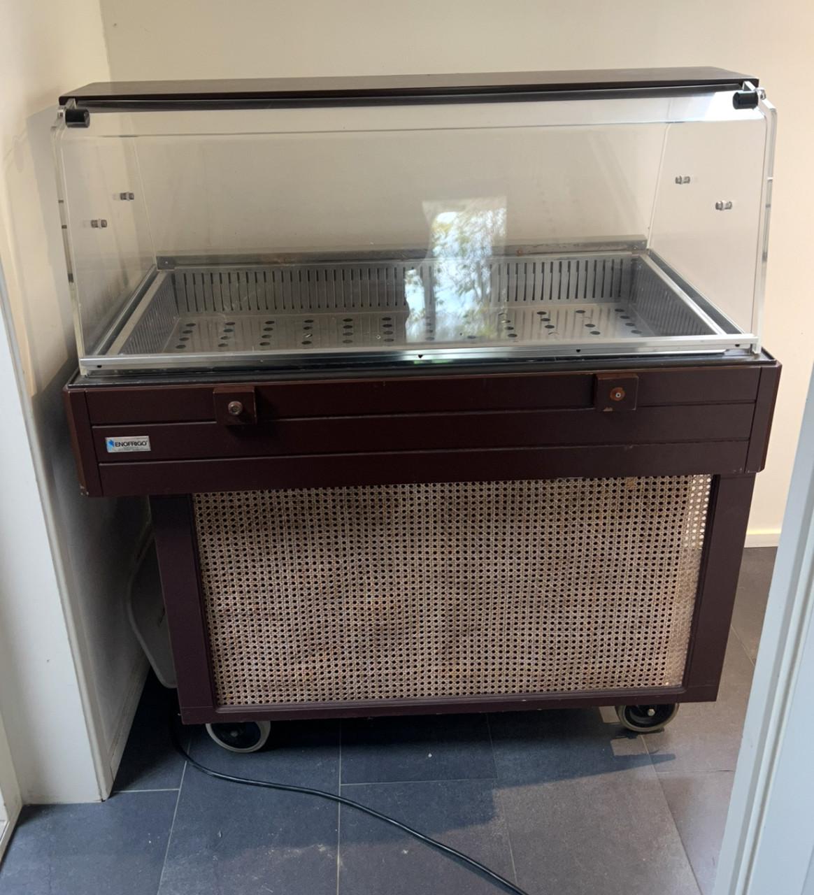 Mooie retro koelvitrine op wieltjes