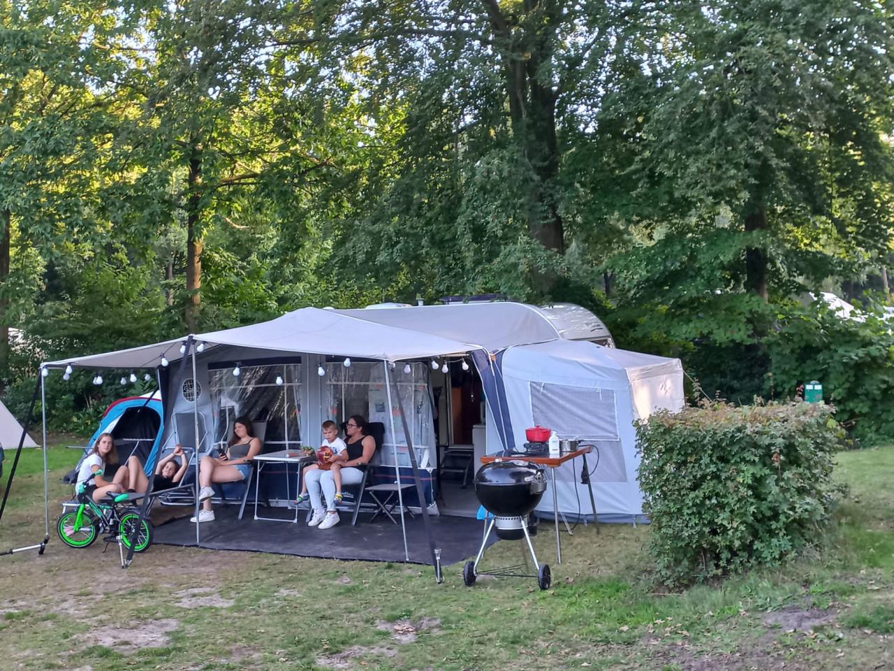 Caravan met voortent en luifel
