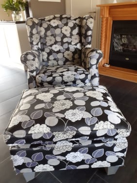 Mooie luxe fauteuil met bijpassende hocker.