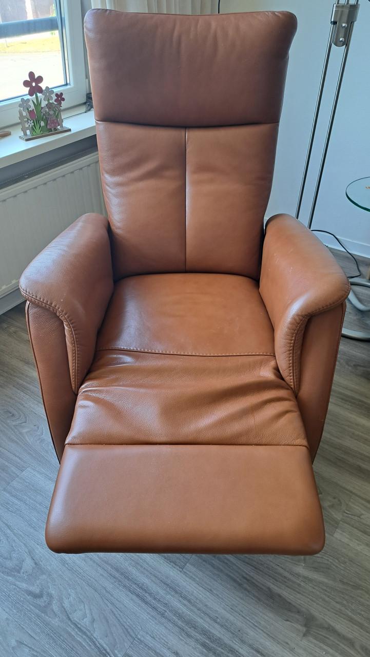 Cognac-kleurige “Prominent” sta-op en relax fauteuil