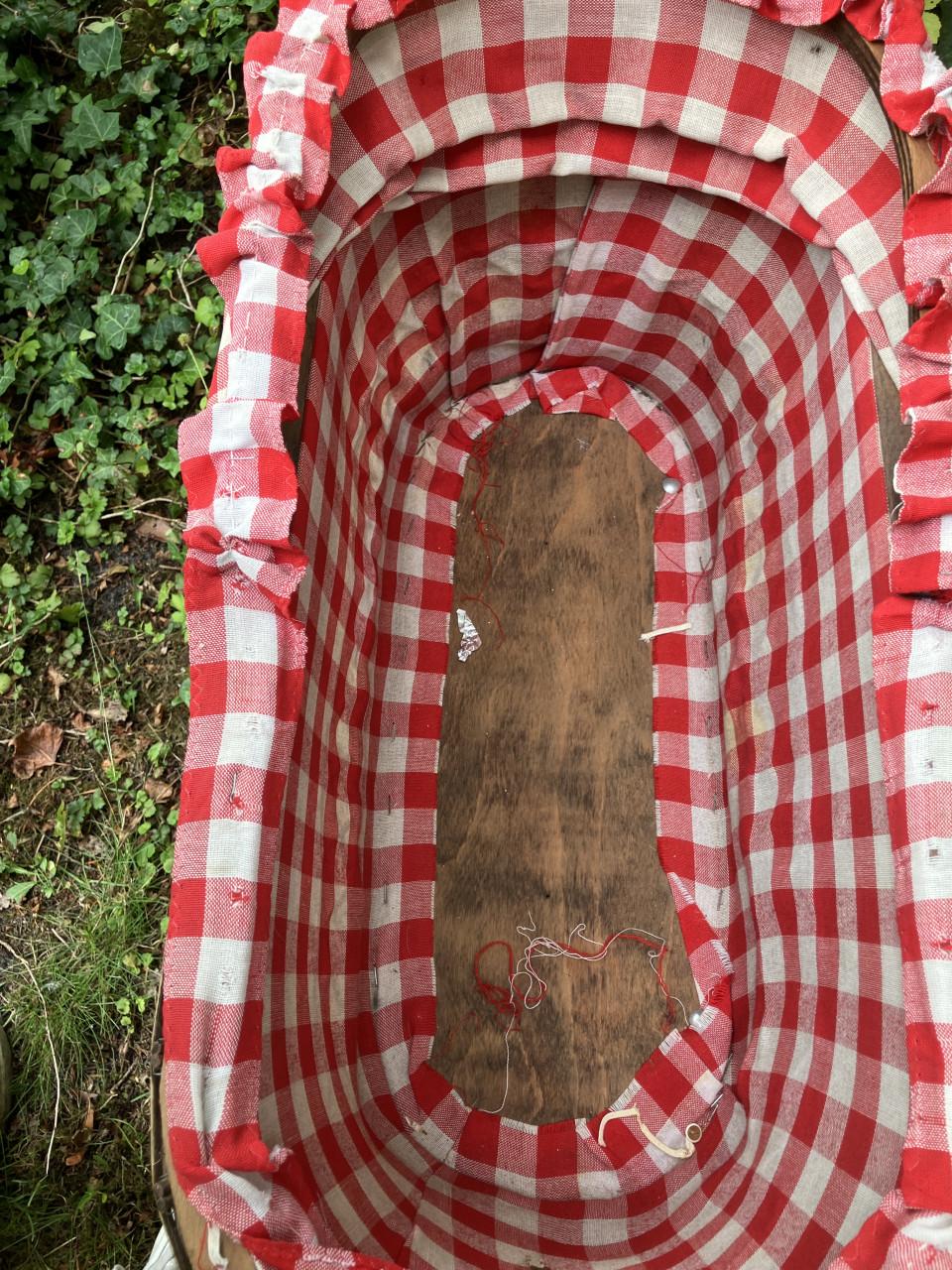 Schattige poppenwagen met pop