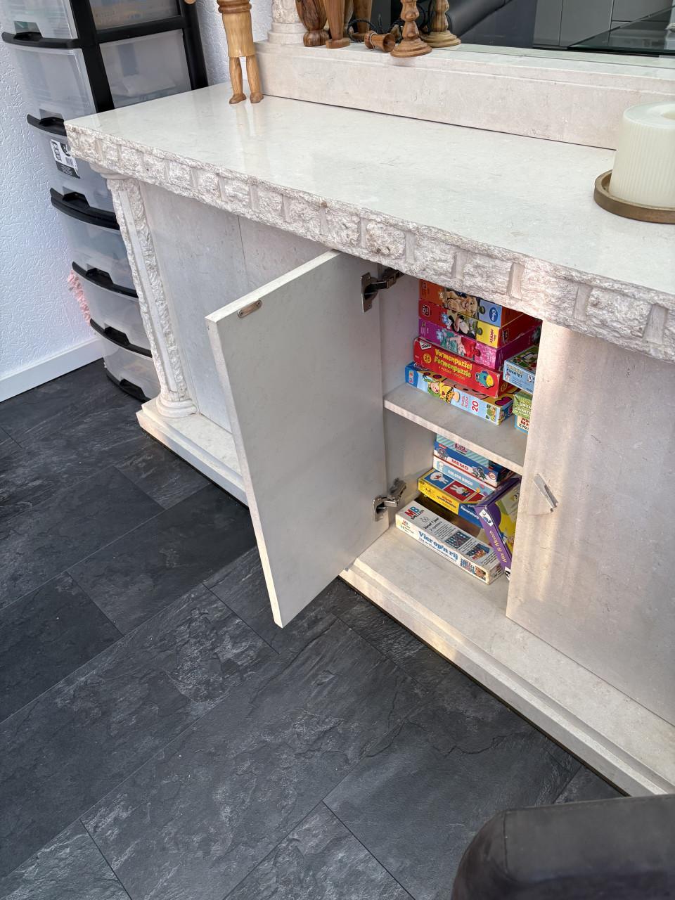 Eettafel, dressoir en bijzettafel