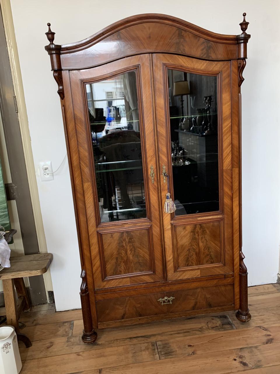 Kast met twee deurtjes en lade