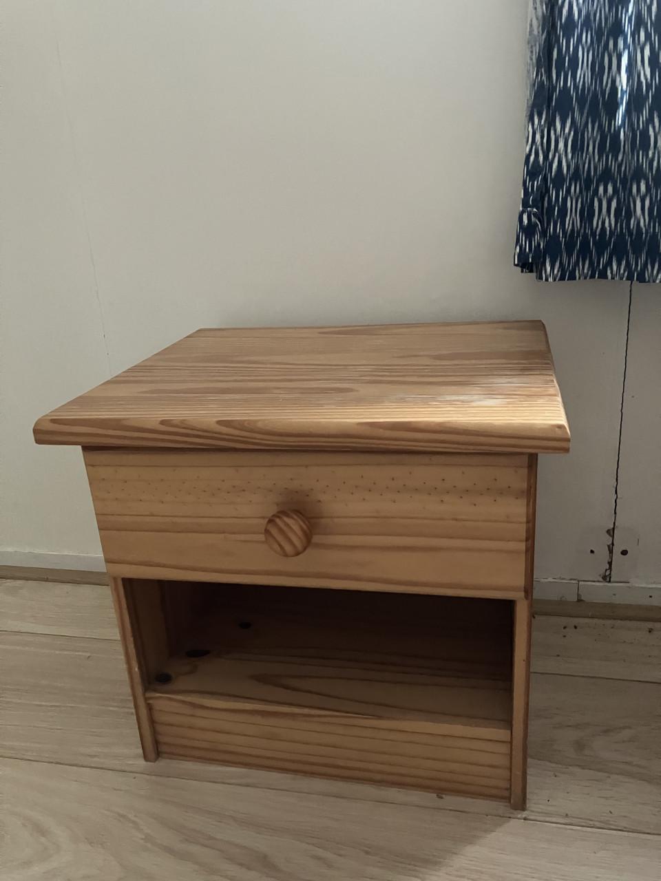 2 grenenhouten NACHTKASTJES