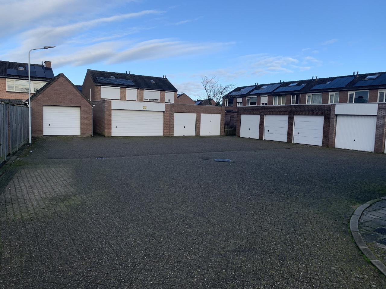 Te huur: Ruime dubbel garagebox 32m2