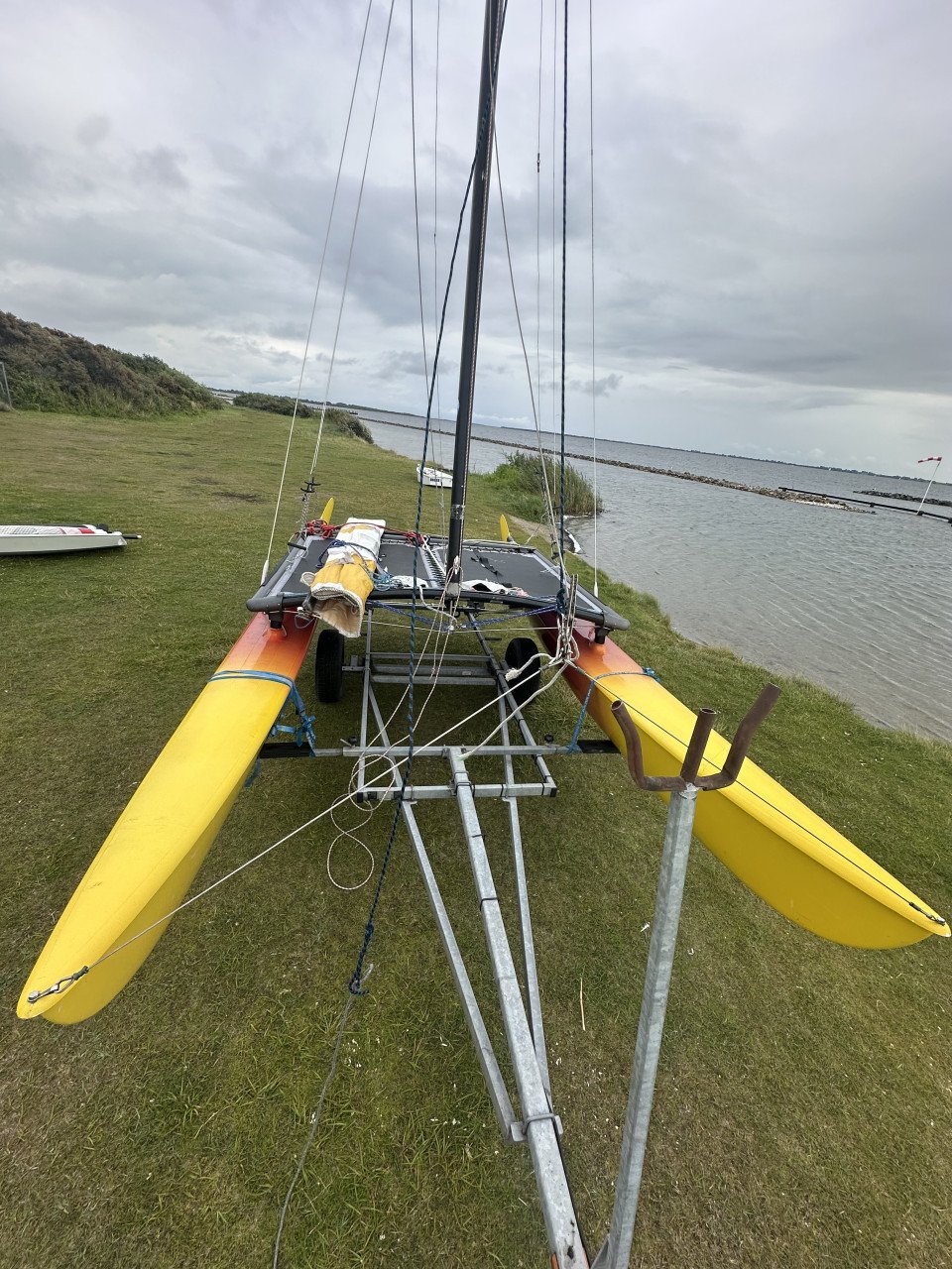 Hobie Cat 16 catamaran met wegtrailer