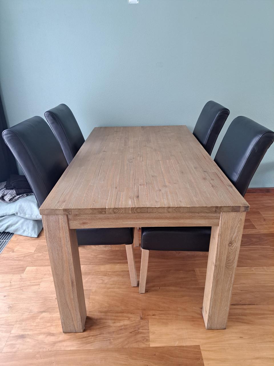 Dressoir en eettafel