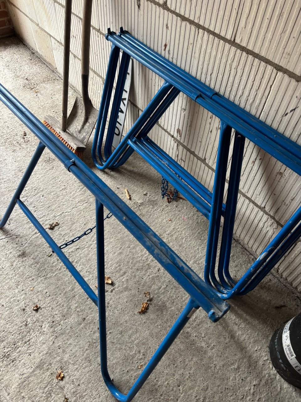 Te koop partij steigerplanken en drie schragen