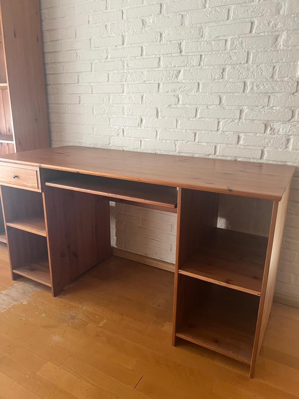 Bureau met lade en opbergruimte