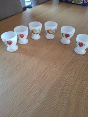 6 arcopal eierdopjes melkglas. 4x roos 2x appel