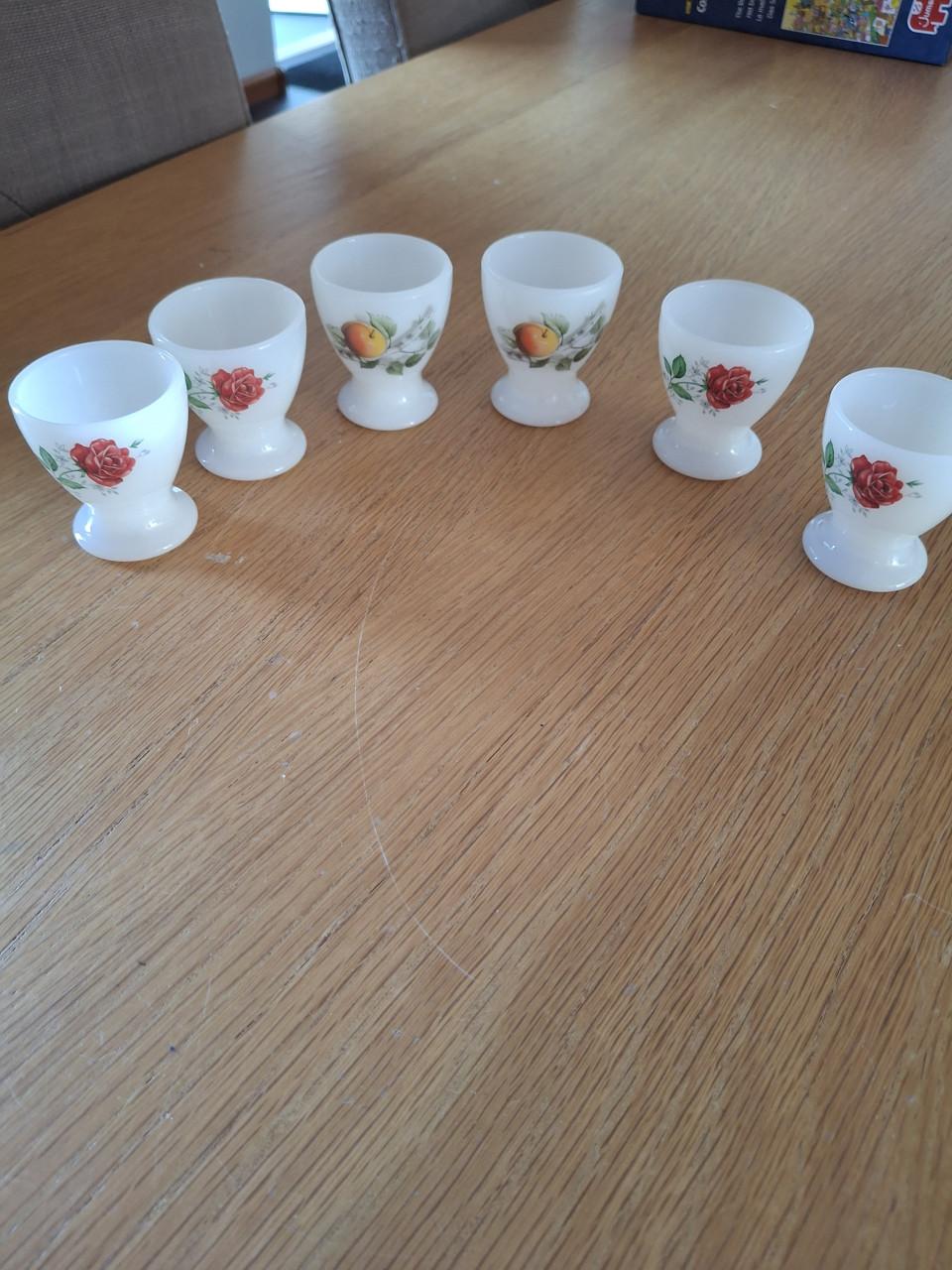 6 arcopal eierdopjes melkglas. 4x roos 2x appel