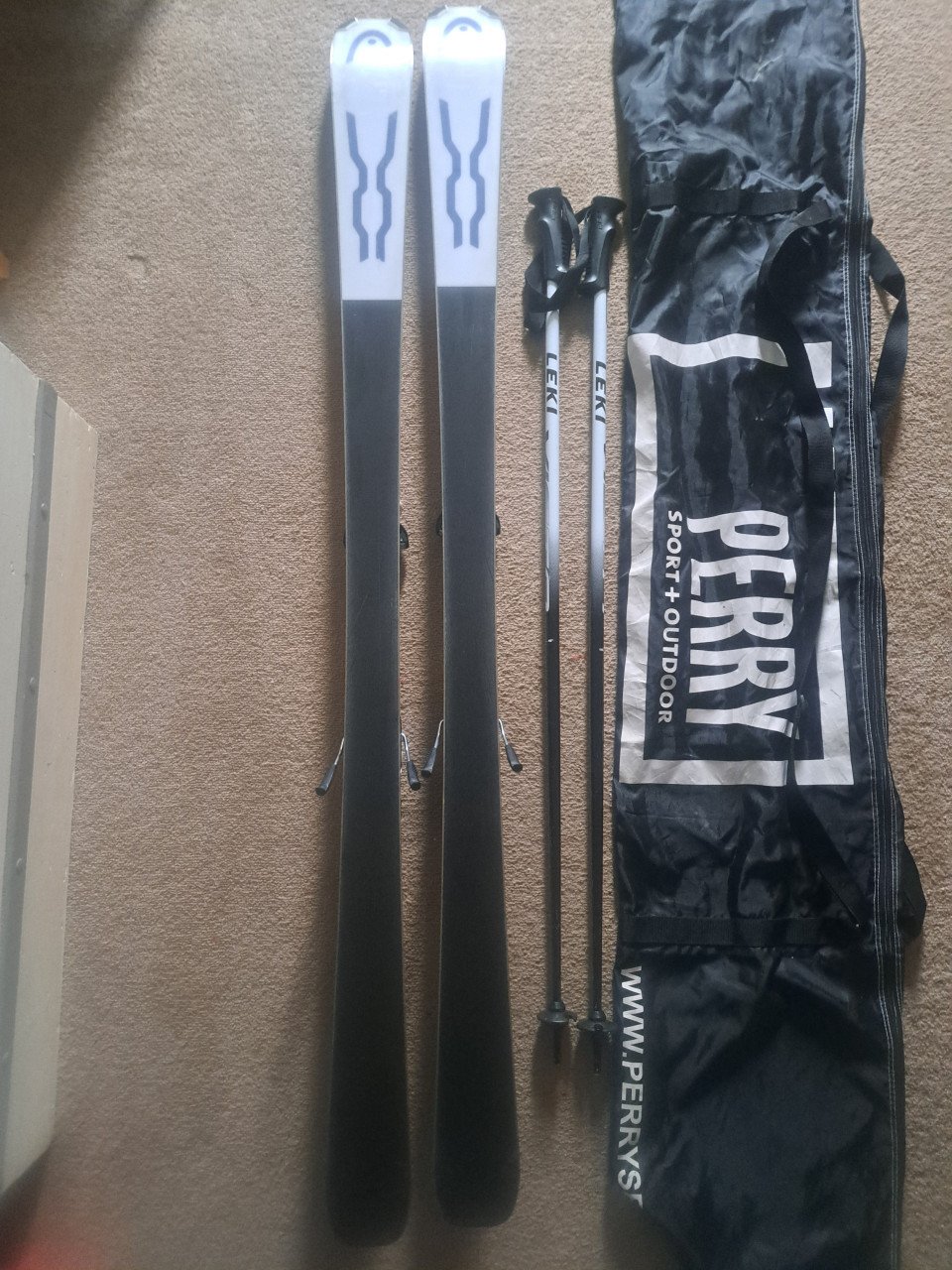Complete ski-set! Head ski’s (156 cm) + Leki stokken (115 cm) – €75,-