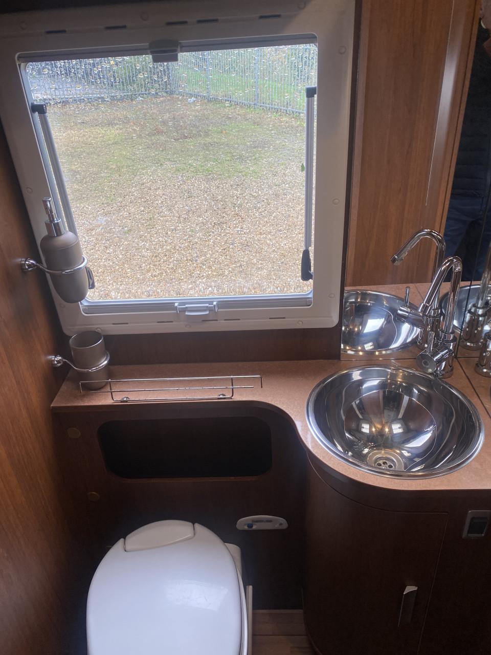 Elnagh Prince 55L  - Luxe gezinscamper vol comfort en vrijheid!