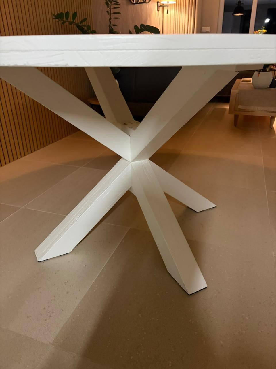 Mooie witte ronde houten tafel – 130 cm breed
