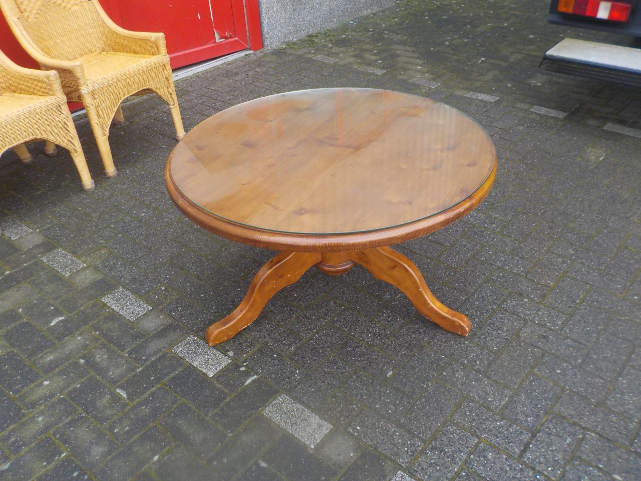 Massief grenen hoge salontafel met glazen blad erop in zeer goede staat
