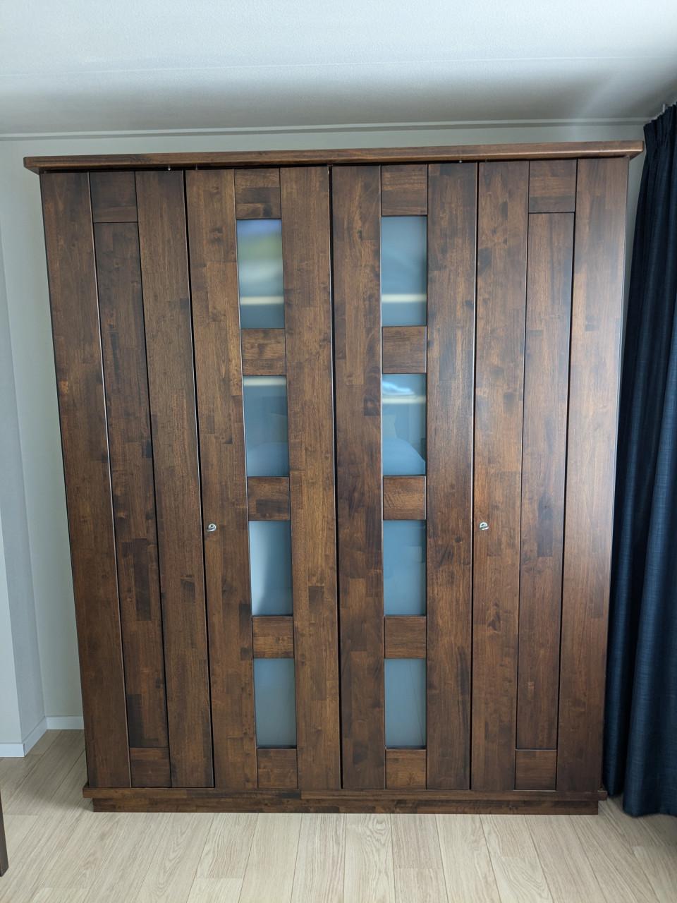 Mooie en solide kledingkast te koop aangeboden.