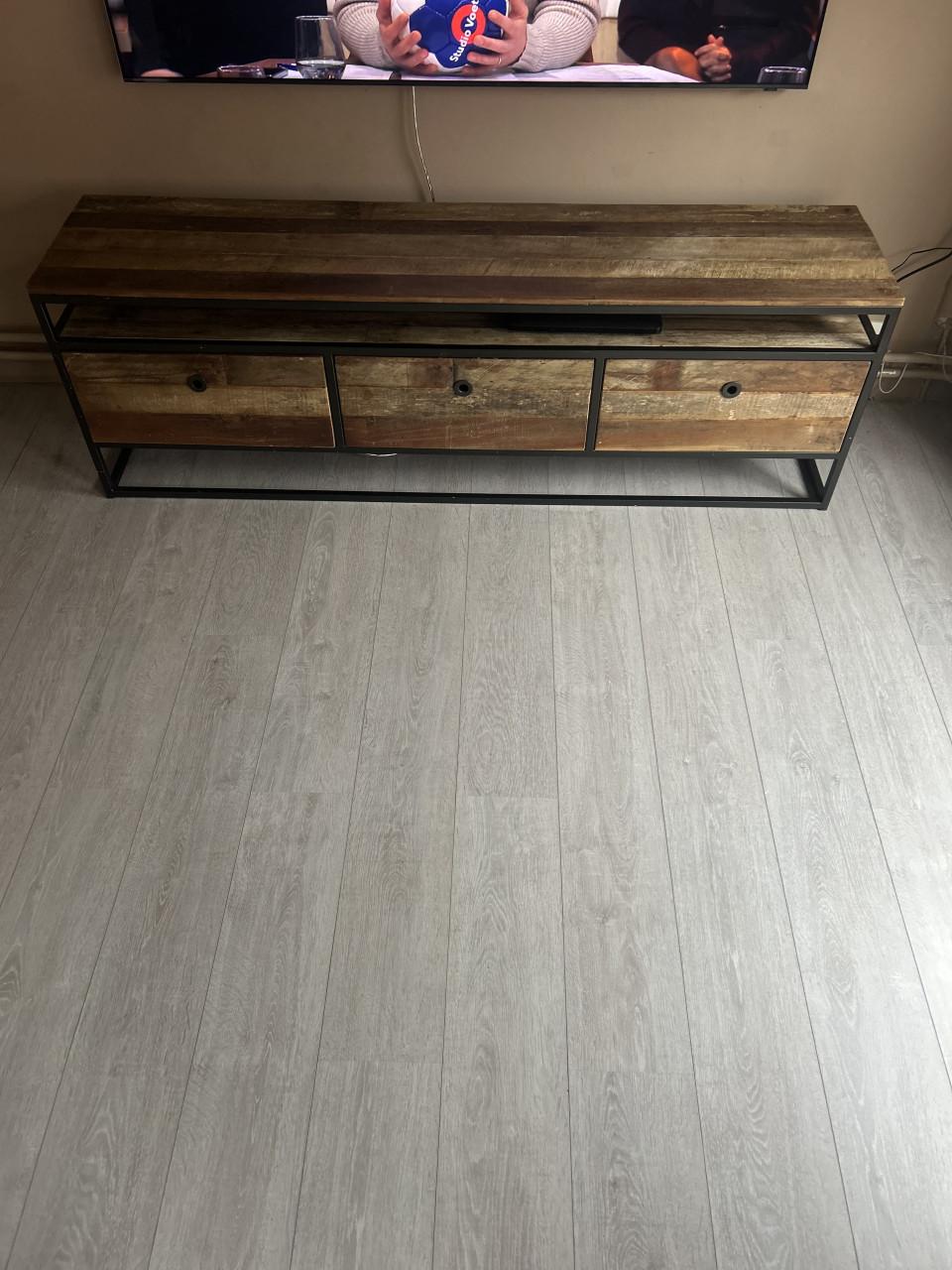 2 dressoirs, 1 eettafel en 4 eetstoelen