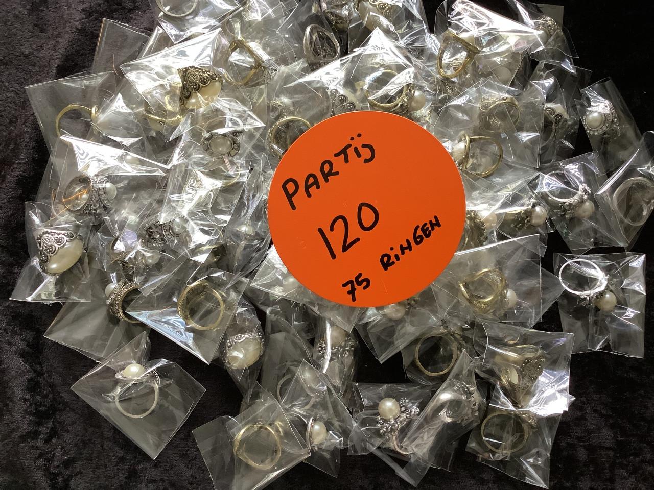 Partij mooie ringen. ( partij 120) Aanbieding !!!!!!