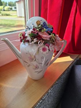 Bloemstukje/koffiepot van satijnen bloemen..