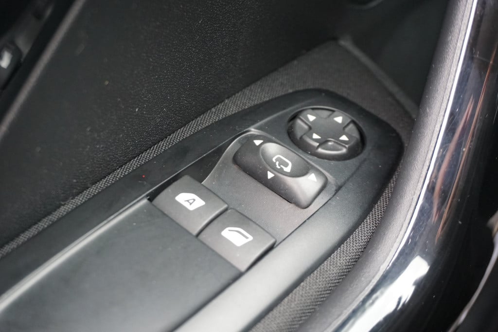 Peugeot 208 1.2 e-vti envy automaat - airco / cruise / navi / parkeers. / n