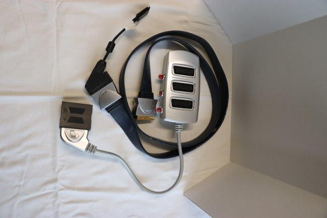 Scart verdeler. Voor drie stekkers +kabel lang: 150 cm. Merk: proficold sca