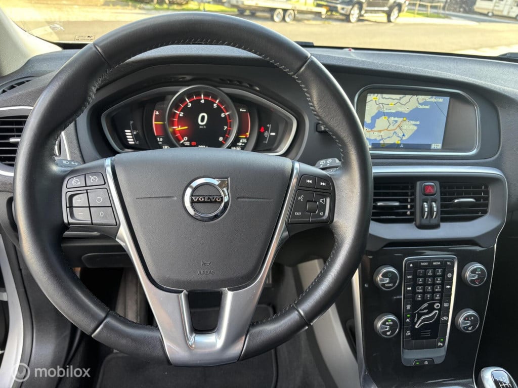 Volvo V40 cross country 2.0 t3 momentum