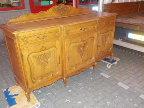 Geheel massief eiken dressoir in zeer goede staat uit de jaren  '70