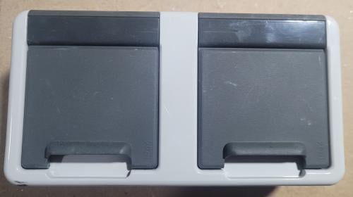 Gira Spatwaterdicht Dubbel Wcd met randaarde - Horizontaal