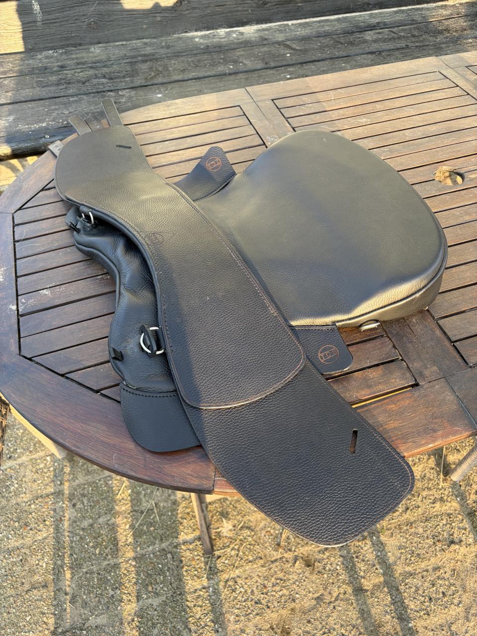 Total contact sadle TCS