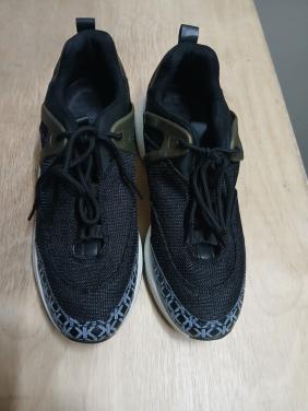 Sneakers zo goed als nieuw