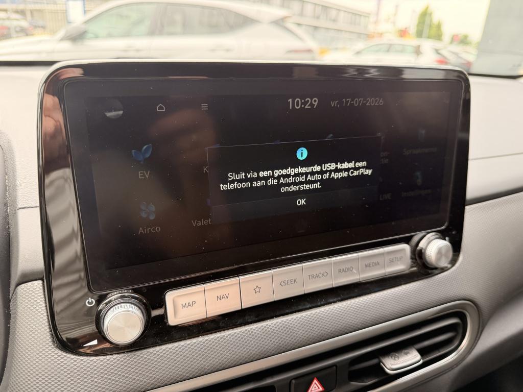Hyundai Kona ev premium 64 kwh 3 fase | luxe uitvoering | navigatie | hud |