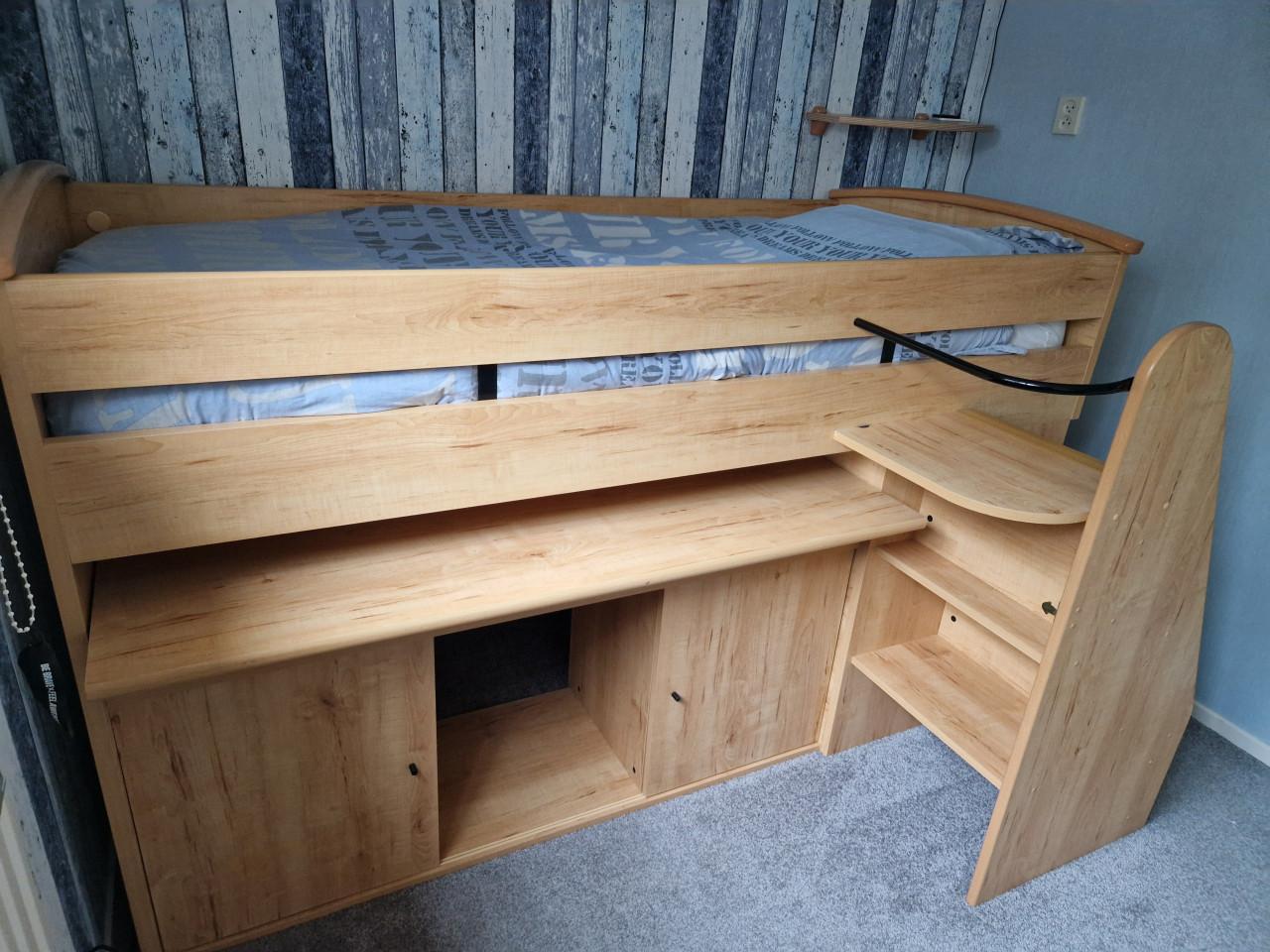 Eenpersoonsbed met buro eraanvast