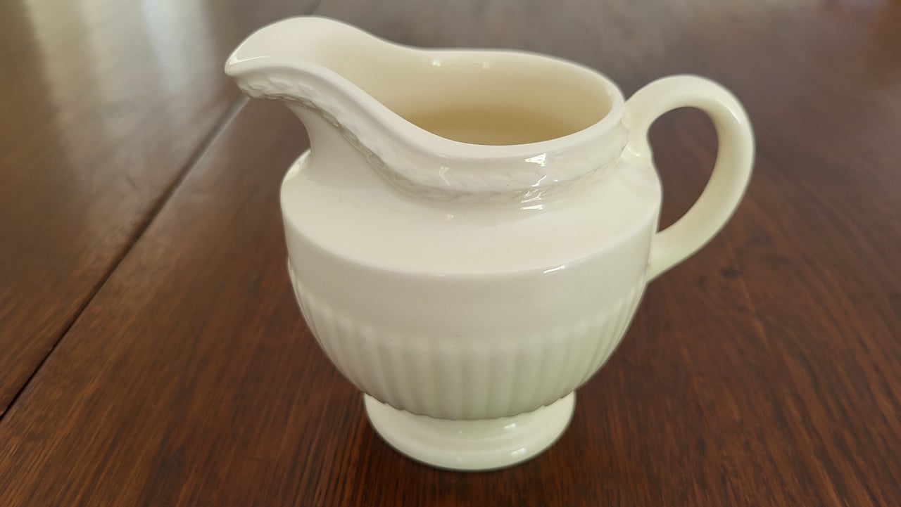 Wedgwood Edme melkkannetje h 10 cm