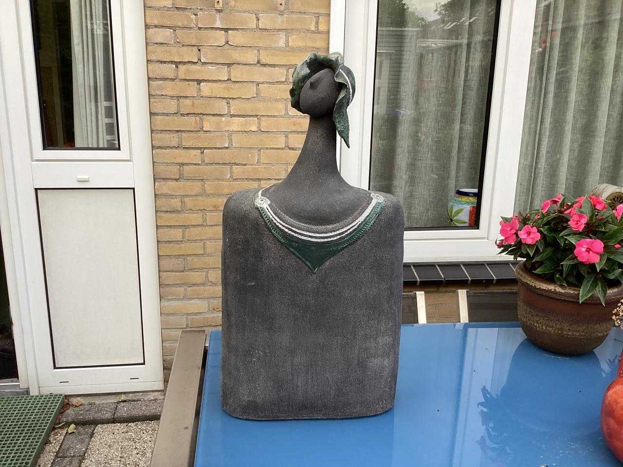 Beeld van 62 cm hoog.