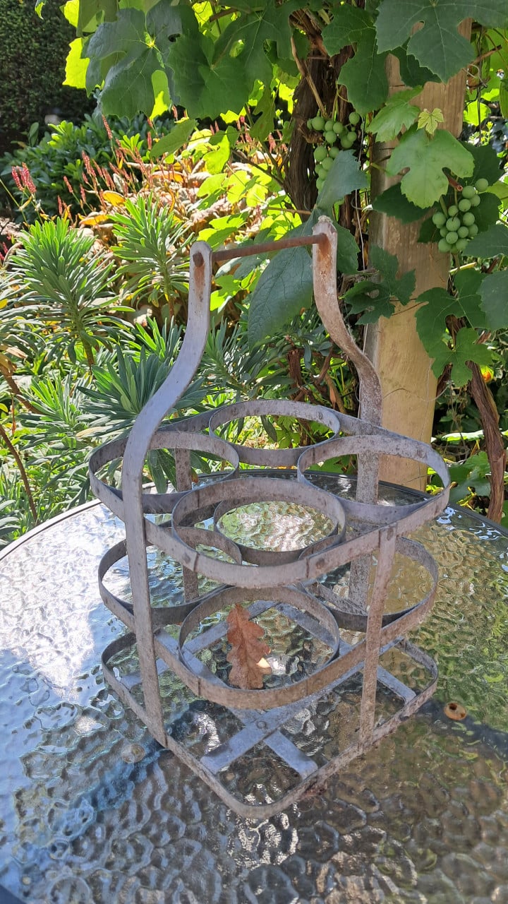 Heel oud Frans wijnrekje, om flessen in te bewaren of als sierstuk in tuin