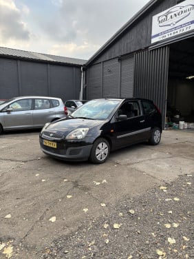 Ford fiesta met een voljaar apk!
