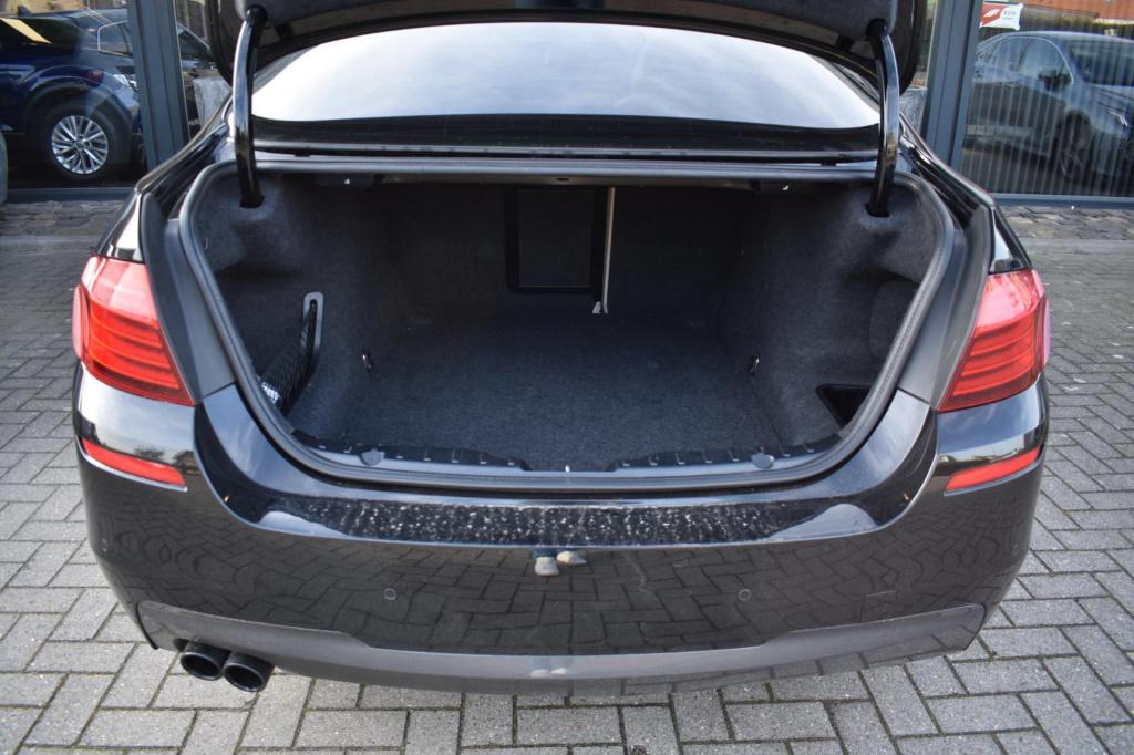 BMW 5 Serie 520i m sport | schuifdak | camera | leder | nap | adapt. cruise