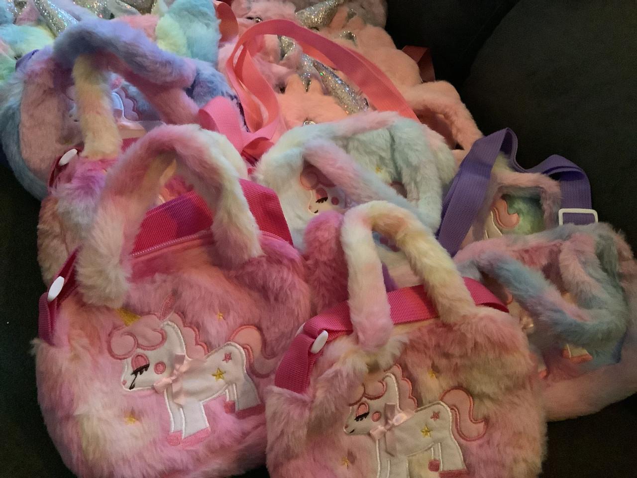 Partij leuke fluffy heuptasjes en schoudertasjes. ( partij 28)
