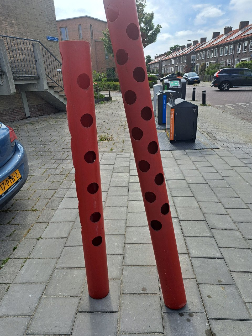 2 rode palen voor plantjes