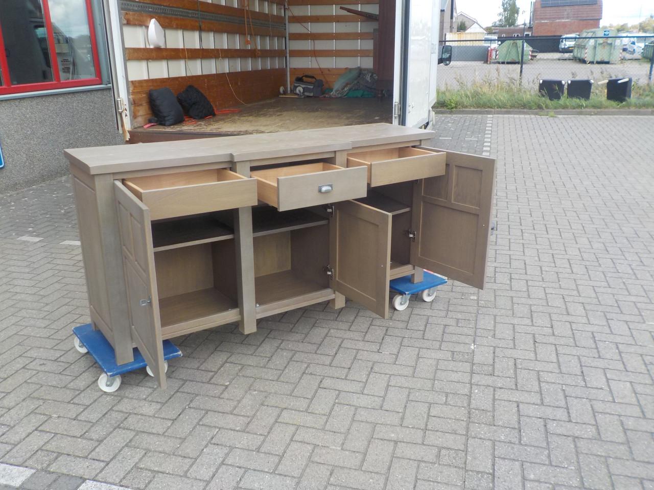 Zeer mooie kwaliteit geheel massief dressoir met 2 extra laden dressoir