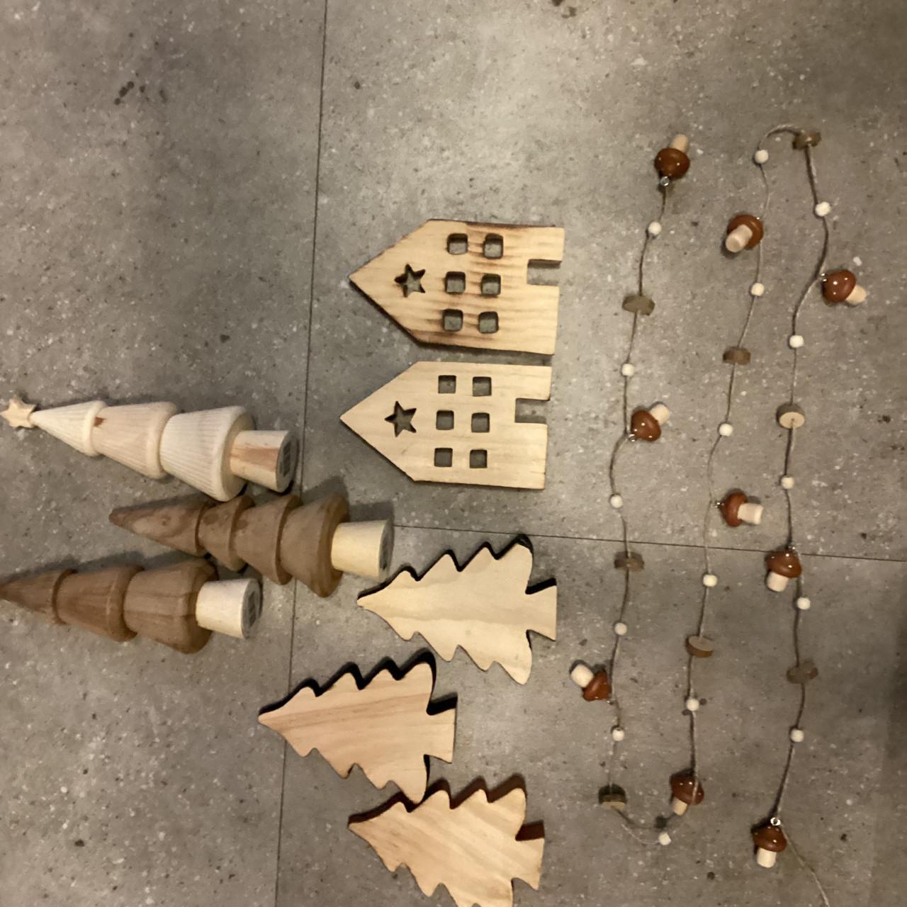 Div.Kerst decoratie,s Hertjes ,houten huisjes ,boompjes