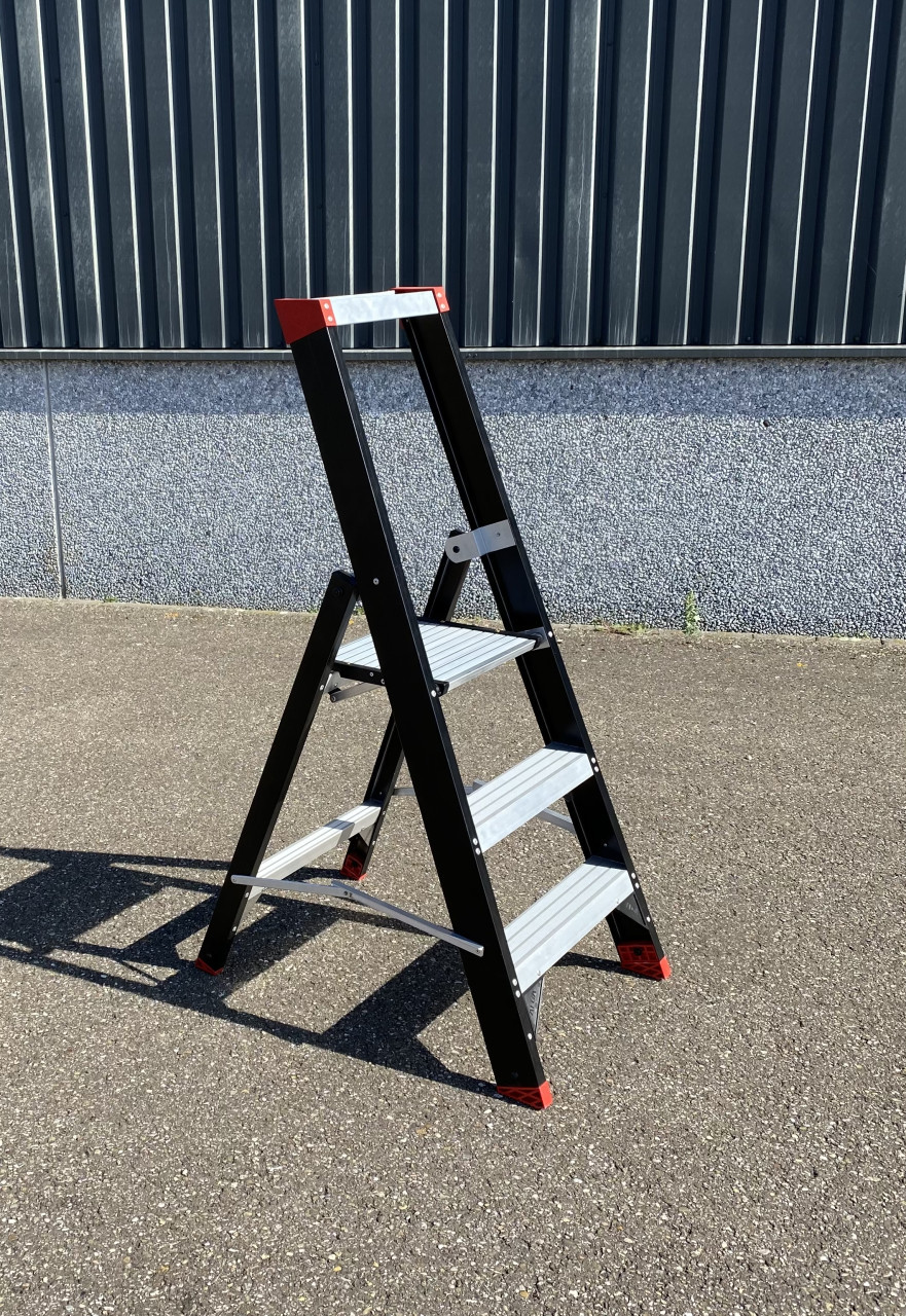 Trapje 2 treden en bordes zwart gecoat NIEUW