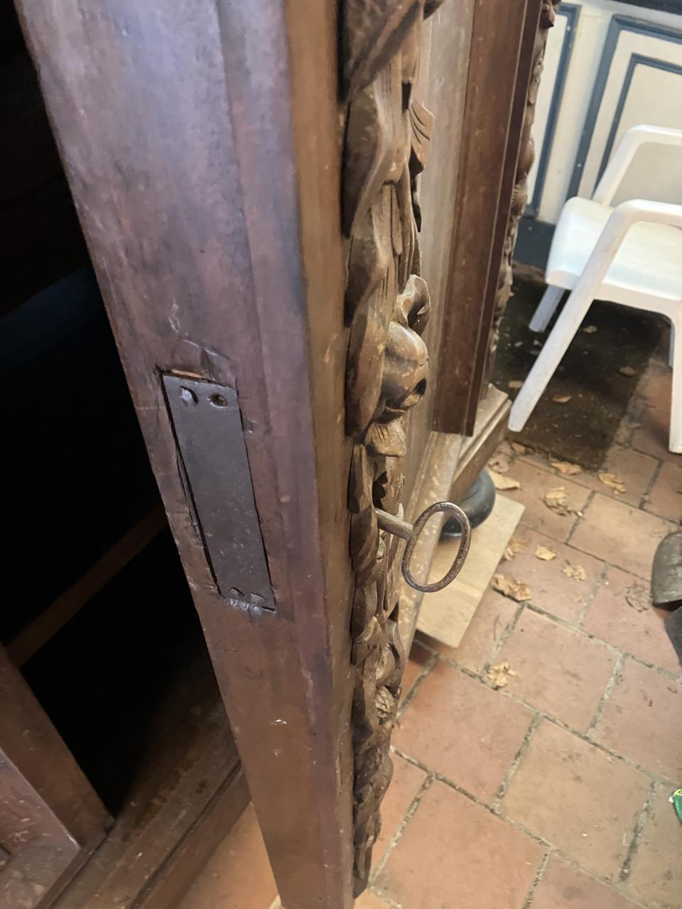 Erg mooie Drentse Eiken kast met noten/ pallisander fineer en mooi snijwerk
