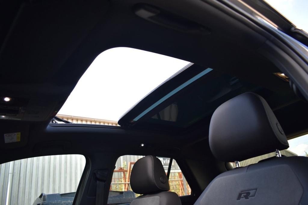 Volkswagen T-roc 1.5 tsi r-line | pano | trekhaak | camera | beats | nap | 