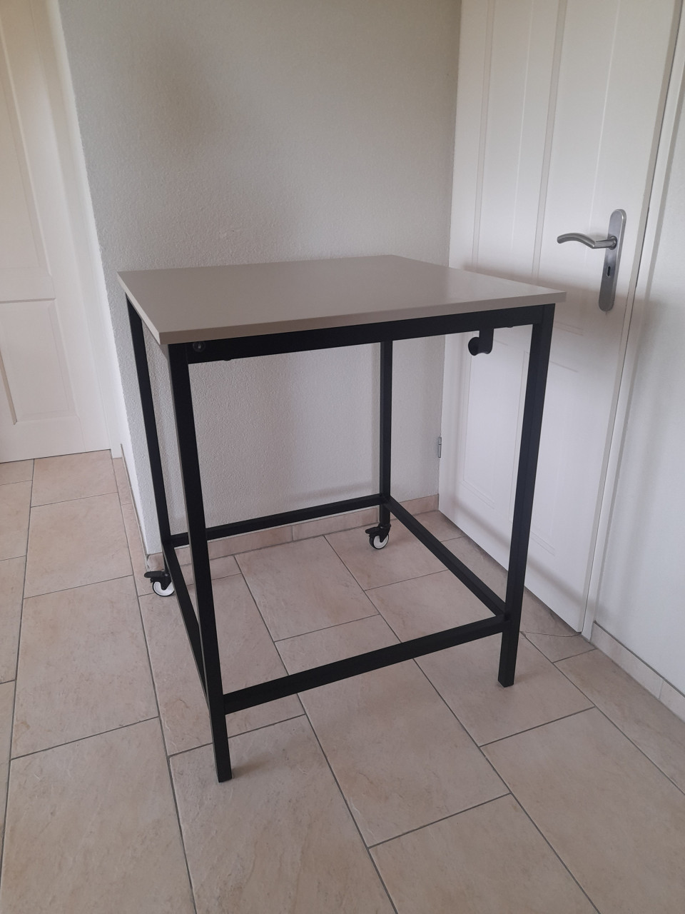 Stevige Statafel / Vergadertafel met wielen  80 x 80 x 102H  z,g,a,n,