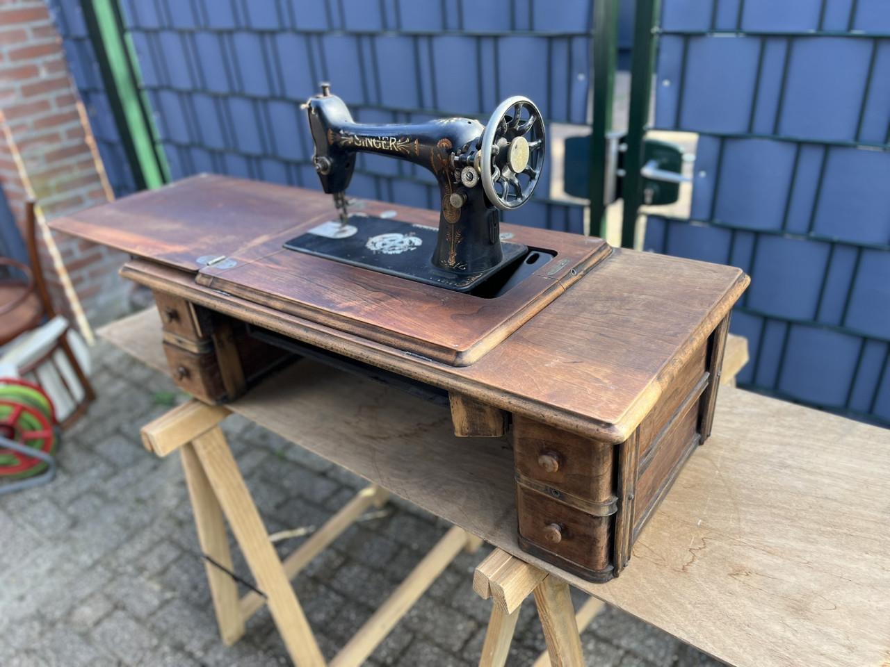 Singer Naaimaschine met houten kast en laden