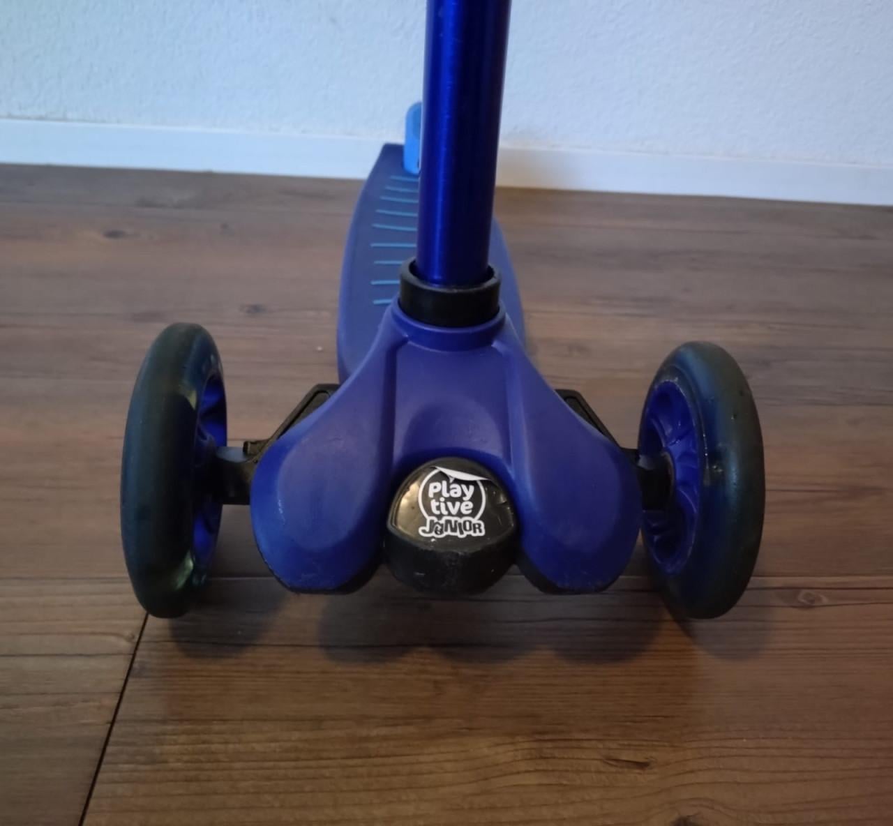 Blauwe driewielerstep