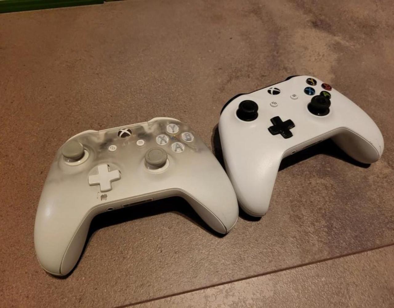 Xbox One inclusief 14 spelletjes + 2 controllers