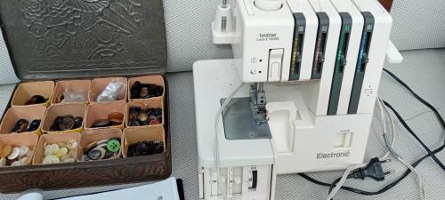 Naaimachine Brother lock 11 met knopendoos