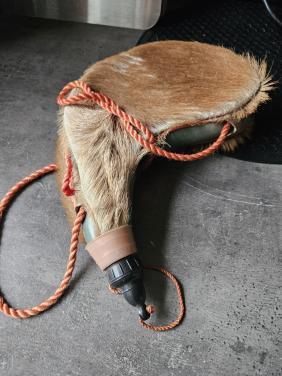 Mooie vintage drinkfles/veldfles, van leer en geitenvel..